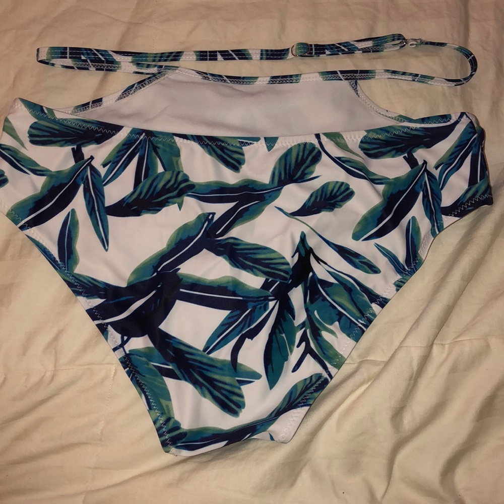 Bikini Set - Picture 3 of 3